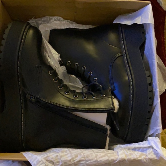 Black, size 8 , Steve Madden - Betty Combat Boots with fur, new , never worn. - Picture 4 of 5